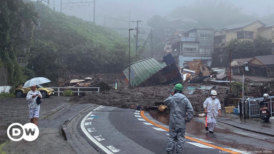 Schlammlawine reißt Häuser in Japan mit sich