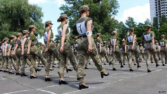 Ukraine Mililtärparade Soldatinnen in Pumps