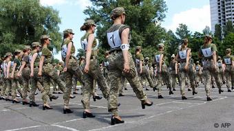 Ukraine Mililtärparade Soldatinnen in Pumps