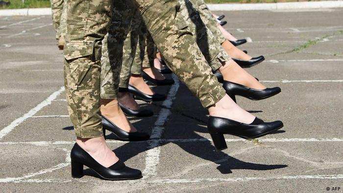 Ukraine Mililtärparade Soldatinnen in Pumps