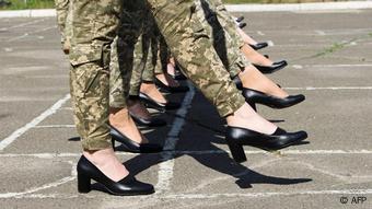 Ukraine Mililtärparade Soldatinnen in Pumps