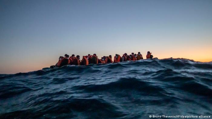 صورة لقارب مكتظ بالمهاجرين في البحر المتوسط (أرشيف)
