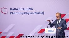 Donald Tusk (r), ehemaliger EU-Ratspräsident, hält bei einer Veranstaltung der Partei «Bürgerplattform» (Platforma Obywatelska) eine Rede. Bei dem Konvent der Partei wurde Tusk einstimmig zum Vize-Parteichef gewählt, der kommissarisch auch die Funktion des Vorsitzenden übernimmt. +++ dpa-Bildfunk +++