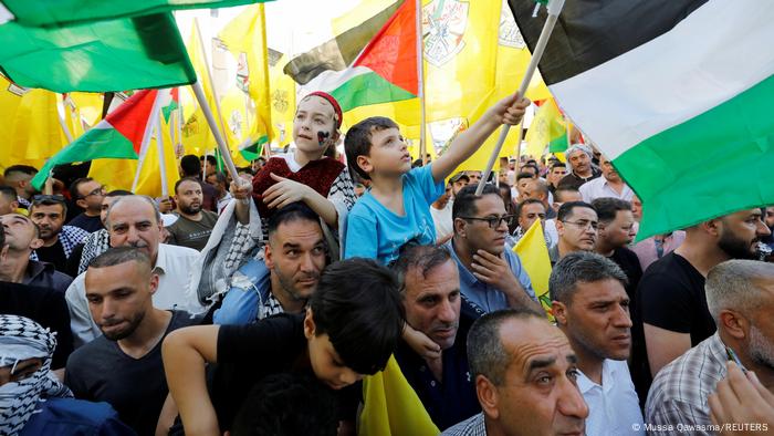 Pro-Abbas-Demonstranten schwenken Flaggen in Hebron 