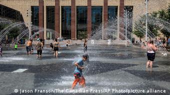 Экстремальная жара - следствие глобального изменения климата. Дети в Канаде спасаются от жары в фонтанах 