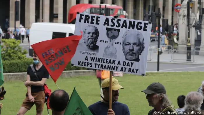 London Aktion Julian Assange Geburtstag Protest
