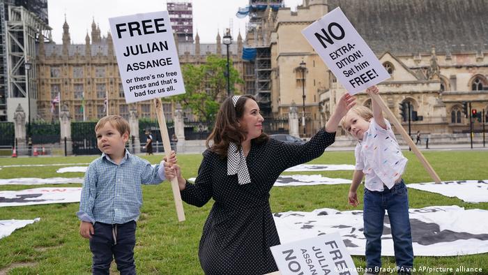 Stella Morris, die Verlobte von Assange, und ihre Kinder bei einer Solidaritätskundgebung nahe dem britischen Parlament