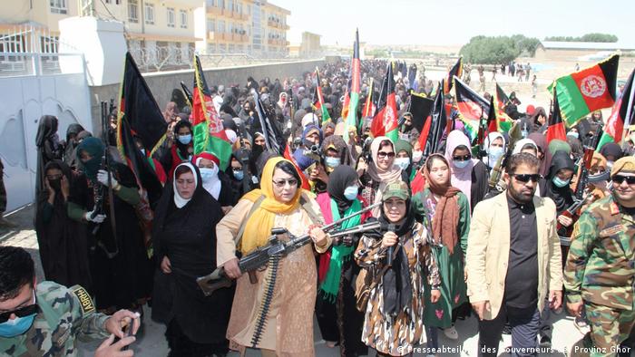 Iulie 2021: Femei afgane înarmate şi determinate să se apere de talibani