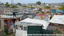 Südafrika I Blick über das Meer der Baracken des Armenviertels
