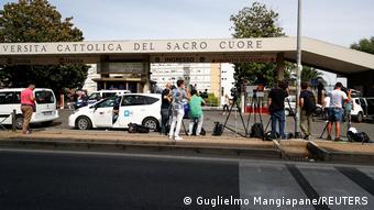 Italia bawa Paus Fransiskus ke rumah sakit untuk operasi for