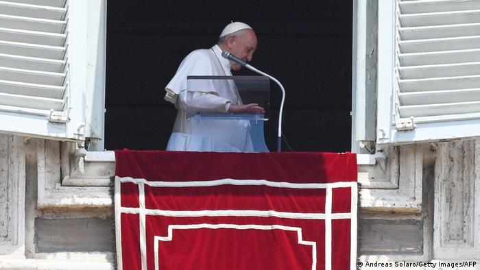 Italien Papst Franziskus zu Operation ins Krankenhaus eingeliefert