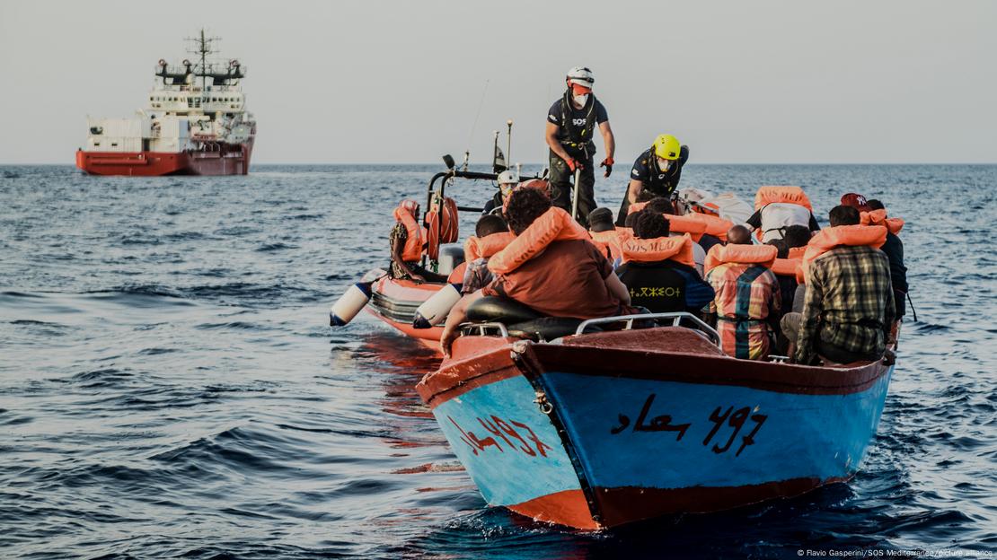 Miembros de SOS Méditerranée rescatando a migrantes que viajan en un bote a través del Mediterráneo.