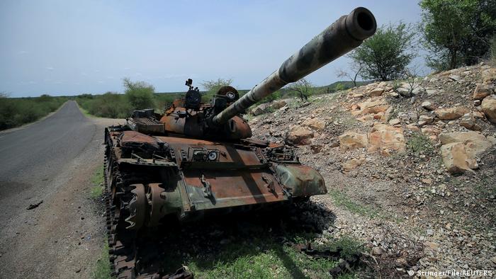 Tanque dañado en combates entre la Fuerza de Defensa Nacional de Etiopía (ENDF) y las Fuerzas Especiales de Tigray, en las afueras de la ciudad de Humera, el 1 de julio de 2021.