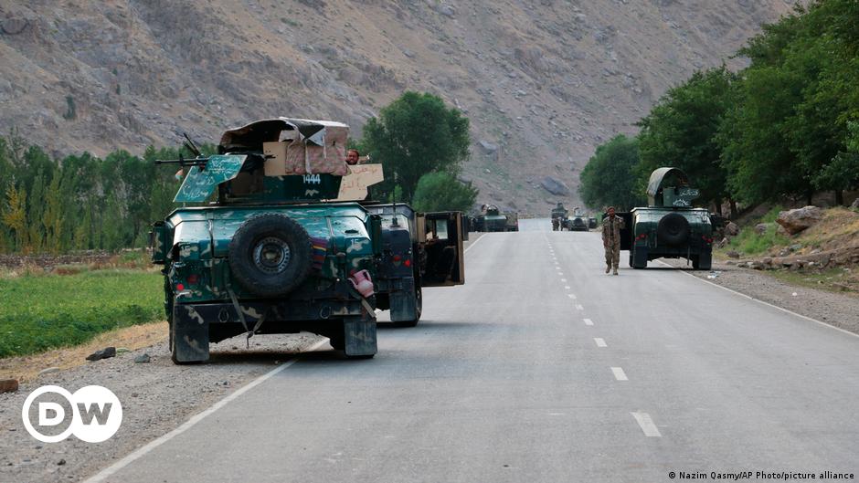 Afghanische Soldaten bringen sich in Sicherheit