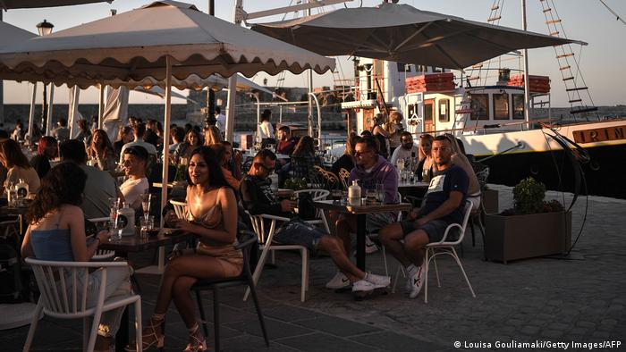 Cafenea din Insula Creta plină de clienţi