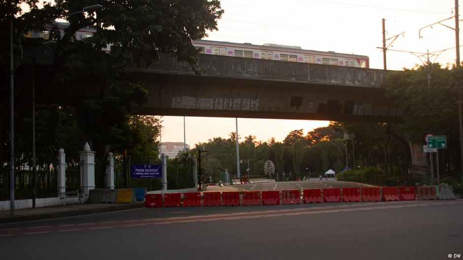 Jokowi Putuskan PPKM Level 4 Diperpanjang hingga 2 Agustus, Begini Aturannya | INDONESIA: Laporan topik-topik yang menjadi berita utama | DW - Vimarsana News