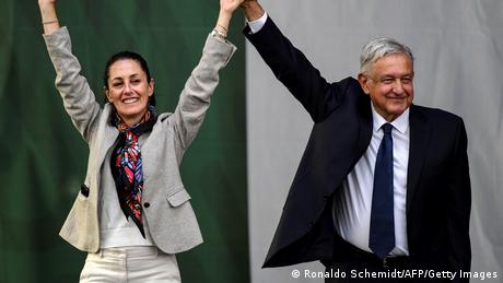 López Obrador (der.) y Claudia Sheinbaum, posible candidata de Morena a la presidencia en 2024