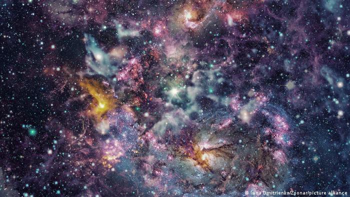  Nebulosas y galaxias en el espacio.