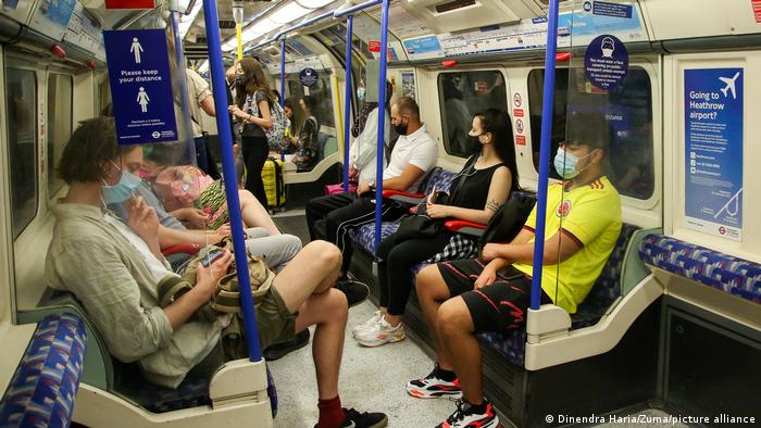 London Pendler mit Masken in U-Bahn