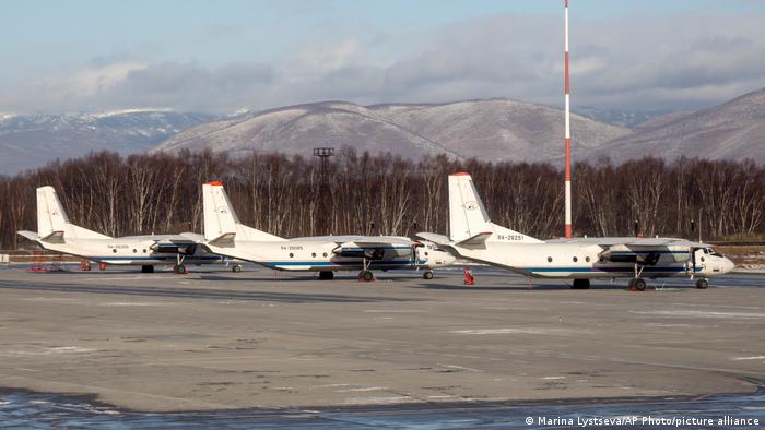 Antonov An-26 con el mismo número de placa #RA-26085 que el avión siniestrado, entre otros dos An-26 en el aeropuerto Elizovo, en las afueras de Petropavlovsk-Kamchatsky.