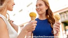 summer, food and people concept - close up of happy women with shopping bags eating ice cream in city || Modellfreigabe vorhanden