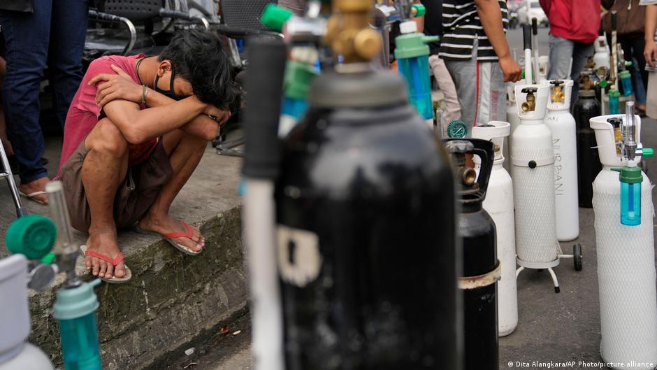 Rumah Sakit Kewalahan Seiring Lonjakan Kasus COVID-19 dan Menipisnya Persediaan Oksigen | INDONESIA: Laporan topik-topik yang menjadi berita utama | DW - Vimarsana News