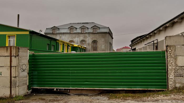 У будівлі синагоги у Збаражі Тернопільської області сьогодні облаштований цех горілчаного заводу. Краще так, ніж взагалі руїна, - каже Крістіан Геррманн