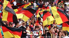 Fußball: EM, England - Deutschland, Finalrunde, Achtelfinale im Wembley Stadion. Deutsche Fans warten auf der Tribüne auf den Spielbeginn. (RECROP)