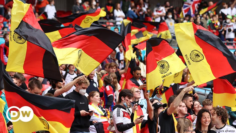 Photo of Deutsche und die Flagge: ′ Es ist kompliziert |  Deutschland |  News und ausführliche Berichterstattung in Berlin und darüber hinaus |  D. W.
