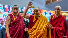 Tibetan spiritual leader the Dalai Lama (C) waves to the crowd during the third day of a series of teachings in Bodhgaya on January 4, 2020. (Photo by STR / AFP)