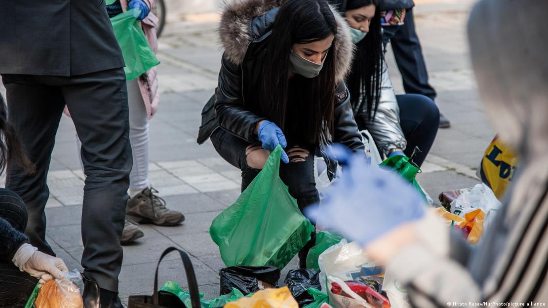 کووڈ کے دور میں بلغاریہ میں جگہ جگہ امدادی اشیاء عوام تک پہنچانے کی مہم کے دوران کچھ نوجوان خواتین امدادی اشیاء اکٹھا کر رہی ہیں