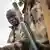 Un soldat de l'armée centrafricaine tenant un fusil.