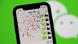 Wechat-App auf einem Smartphone mit Feuerwerk-Emojis Wechat-App auf einem Smartphone mit Feuerwerk-Emojis