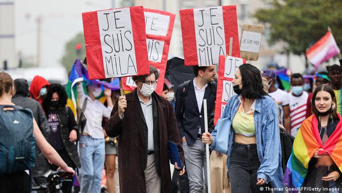 Manifestantes en apoyo a Mila, durante la marcha del Orgullo en Paris, en junio.