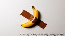Joven hambriento se come la banana de una exposición artística en Seúl