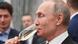 Putin bebe champán durante la ceremonia de entrega del Premio Presidencial de Ciencia e Innovación para jóvenes científicos en el Kremlin, en Moscú. Putin bebe champán durante la ceremonia de entrega del Premio Presidencial de Ciencia e Innovación para jóvenes científicos en el Kremlin, en Moscú.