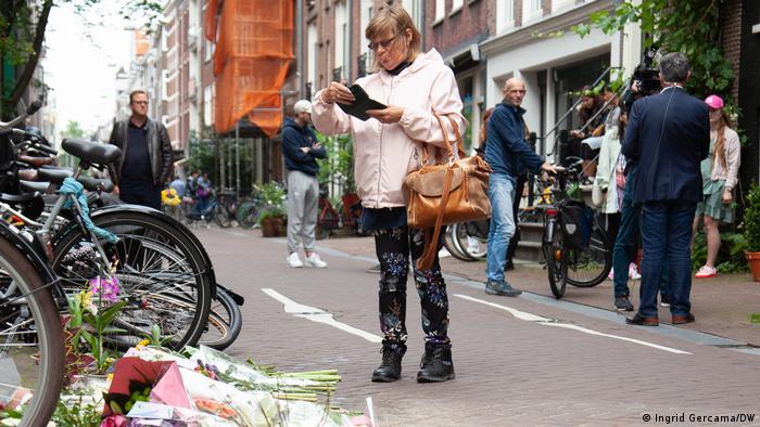 Homenaje con flores a Peter R. de Vries en el lugar donde lo balearon, en una calle concurrida de Ámsterdam.