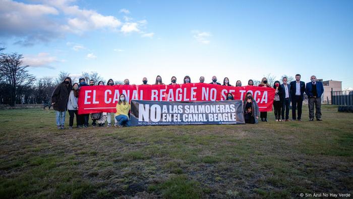 Protesta en Tierra del Fuego contra las salmoneras en el Canal de Beagle.
