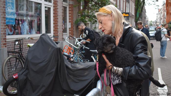 Emma en la calle donde se produjo el ataque contra De Vries. Emma en la calle donde se produjo el ataque contra De Vries.