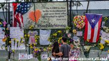 Erinnerungen, persönliche Gegenstände und Blumen sind an der Surfside Wall of Hope & Memorial zu sehen. Die Anzeige ehrt diejenigen, die während des Einsturzes des 12-stöckigen Wohnkomplexes gestorben sind. +++ dpa-Bildfunk +++