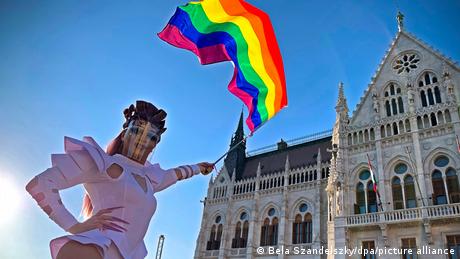 Унгария забранява представянето на хомо и транссексуалността за нещо нормално