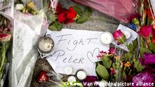 Blumen, Kerzen und eine Botschaft mit Fight Peter liegen am Tatort. Der auch international bekannte Kriminalreporter Peter R. de Vries war am Dienstagabend an dieser Stelle niedergeschossen und lebensgefährlich verletzt worden. +++ dpa-Bildfunk +++