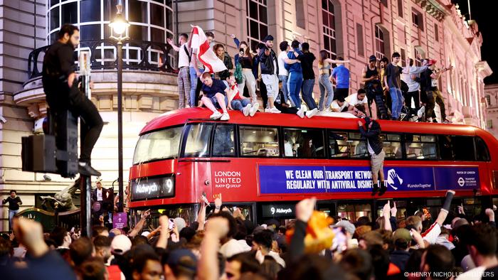 İngiltere'nin 7 Temmuz'da Danimarka'yı yendiği yarı final karşılaşmasından sonra başkent Londra'da kutlama yapan taraftarlar