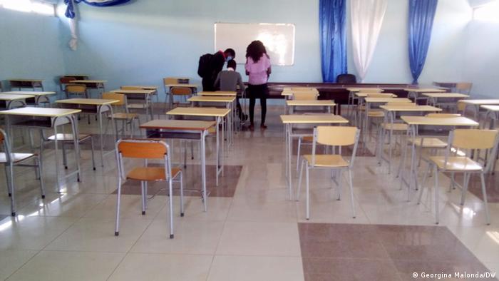 Angola | Studenten brechen Hochschulbildung ab: Leeres Klassenzimmer
