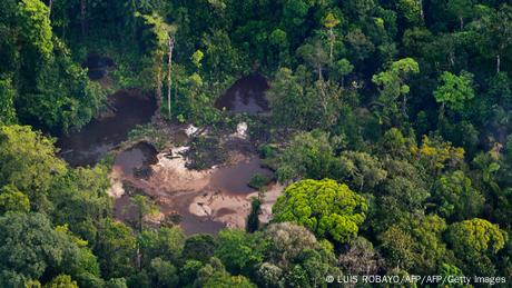 Minería ilegal de oro en el bosque de Timbiquí, Colombia.