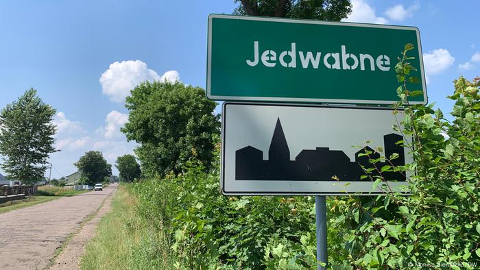 Cartel de llegada a Jedwabne, en Polonia. Cartel de llegada a Jedwabne, en Polonia.