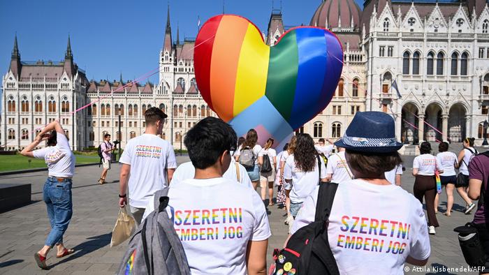 Protesta en Budapest el pasado 8 de julio contra la ley considerada homofóbica contra la que hoy abre expediente a Hungría la Comisión Europea.