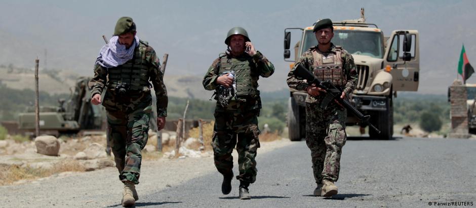 Tropas do governo afegão: de que serviram 20 anos de treinamento?