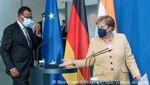 Bundeskanzlerin Angela Merkel (CDU) und Mohamed Bazoum, Präsident der Republik Niger, kommen zu einer Pressekonferenz vor ihrem Gespräch im Bundeskanzleramt.