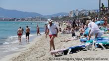 26/06/2021***
Touristen halten sich am Strand von Arenal in Palma de Mallorca auf. Die Maskenpflicht wurde in Spanien erheblich gelockert. Mund-Nasen-Schutz muss im Freien nicht mehr immer und überall getragen werden.